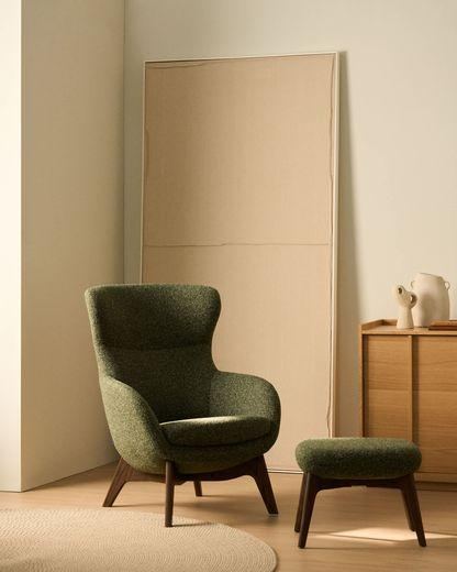 Fauteuil Adiran en chenille épaisse vert mousse avec pieds en bois de chêne finition noyer
