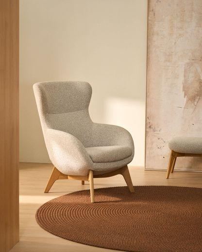 Fauteuil Adiran en chenille épaisse beige avec pieds en bois de chêne finition noyer